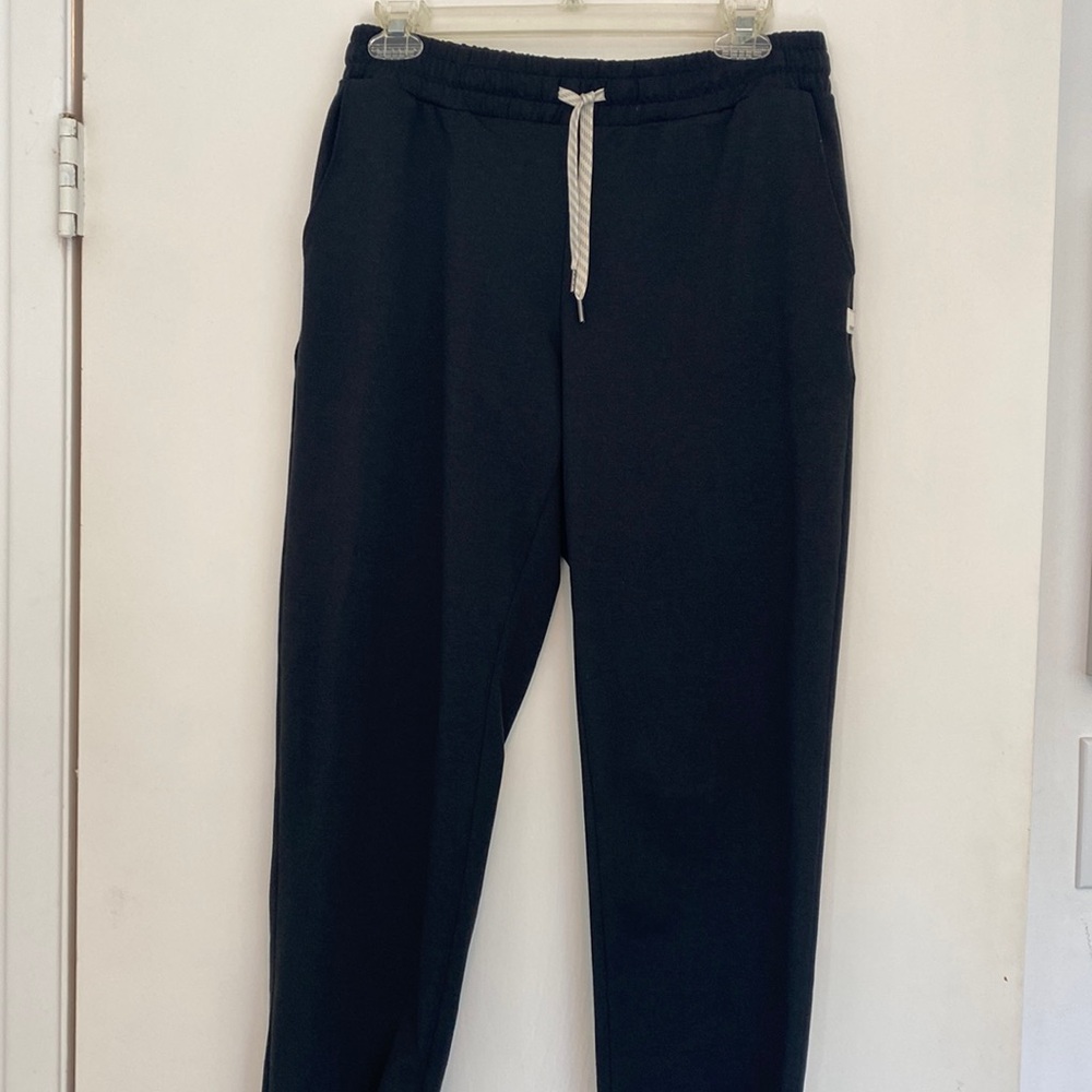 Vuori Performance Joggers - black, size small. NWOT.
